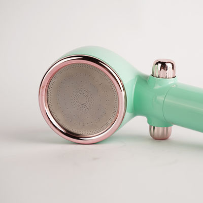 Soffione doccia filtrato addolcitore di lusso 6L/Min Addolcitore d'acqua per la rimozione del cloro
